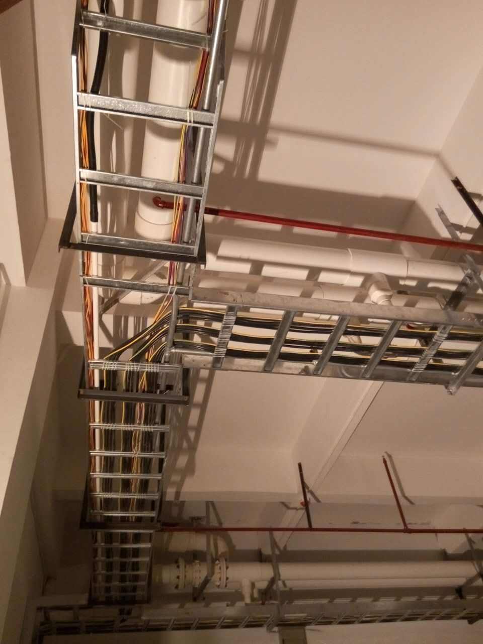 松山湖華為電纜橋架進(jìn)場(圖3) 華為橋架安裝圖二