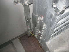 電纜橋架內(nèi)外一定要焊接扁鋼接地？