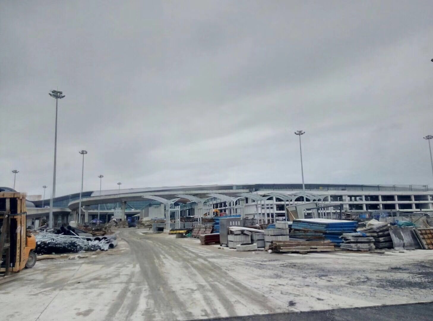 廣州白云機場三期改造航站樓電纜橋架進場(圖5) 廣州白云機場三期改造航站樓電纜橋架進場