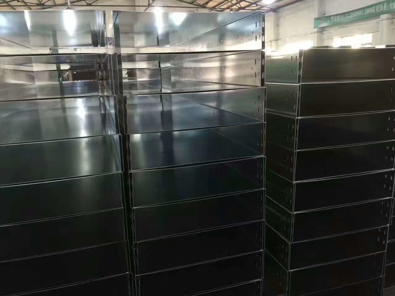 廣州白云機場三期改造航站樓電纜橋架進場(圖7) 廣州白云機場三期改造電纜橋架備貨區(qū)