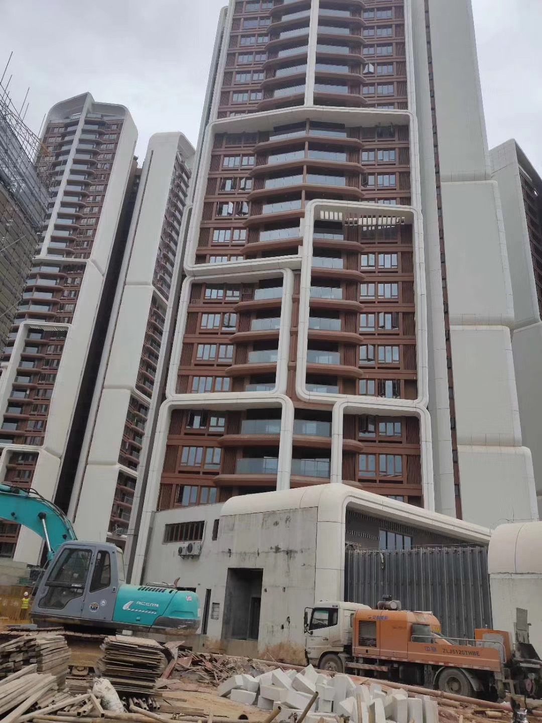 廣州實(shí)地墻薇國(guó)際電纜橋架進(jìn)場(chǎng)