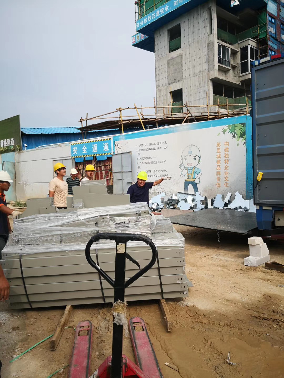 惠州海倫堡·東江悅東莞文興電纜橋架進(jìn)場(chǎng)